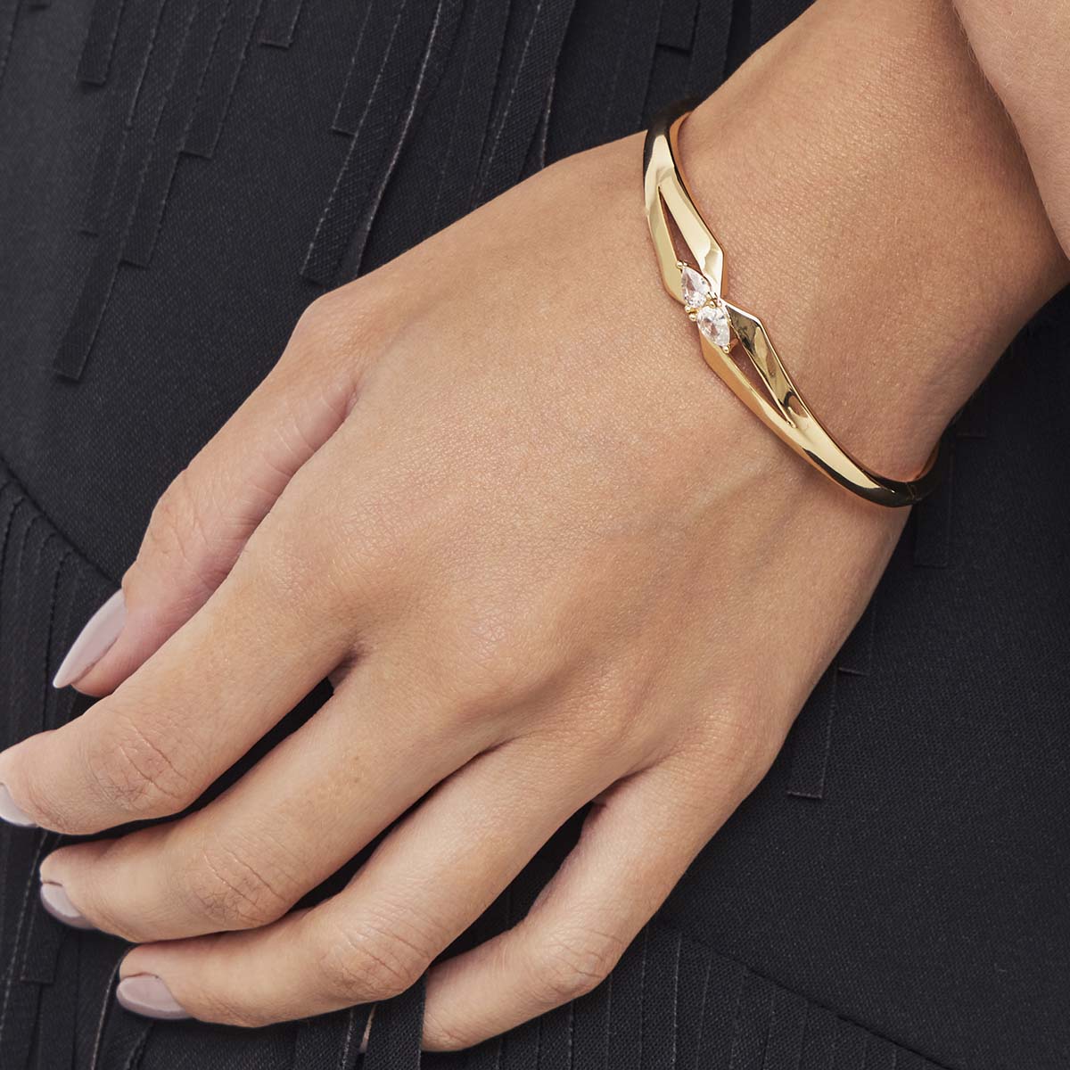 Bracelete Geométrico Com Cristal De Gota Vazado Banho Ouro 18k