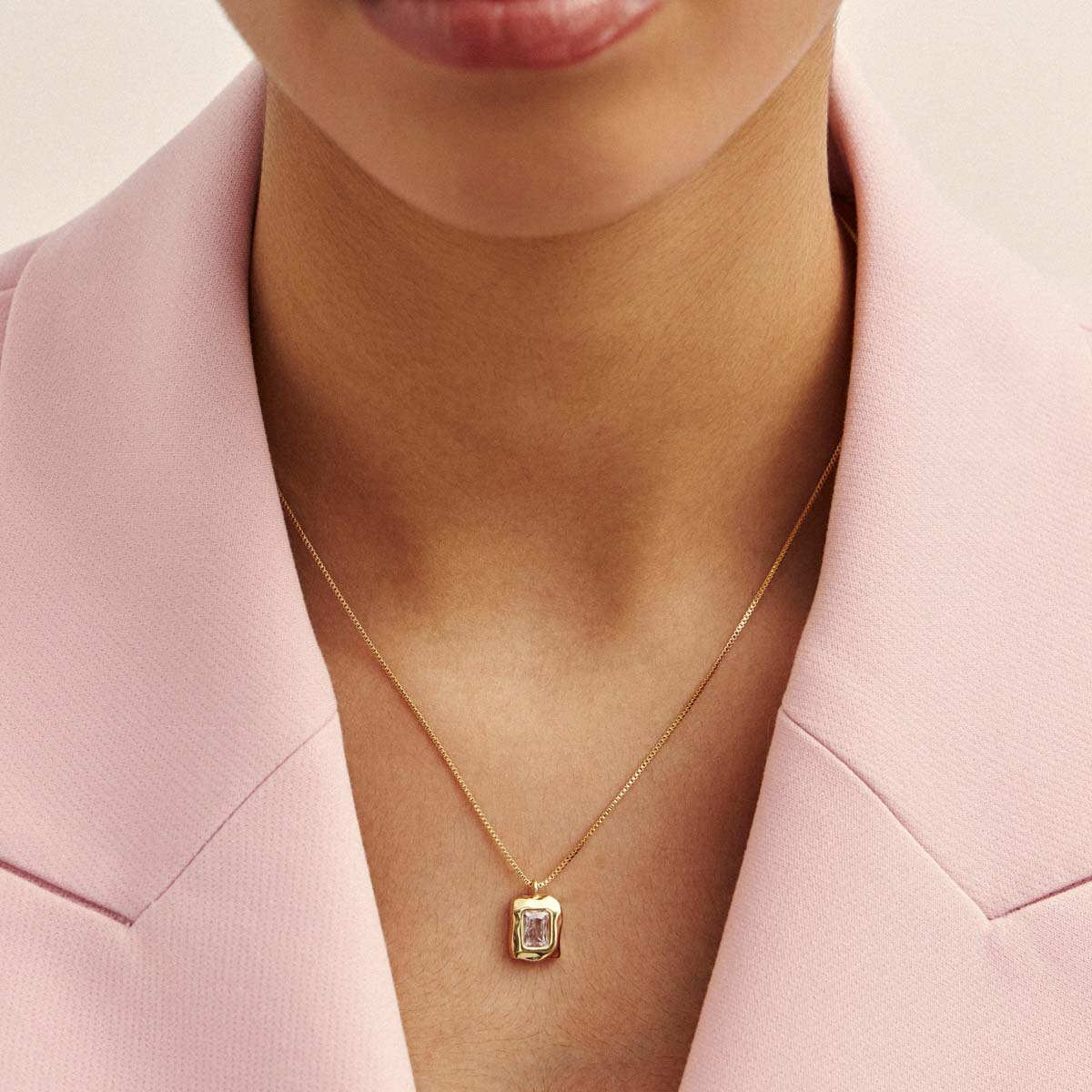 Colar Com Pingente Retangular Trabalhado Com Cristal