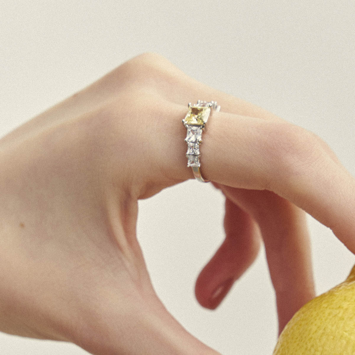 Anel Pequeno 4 Garras Com Cristais Banho Ródio Branco