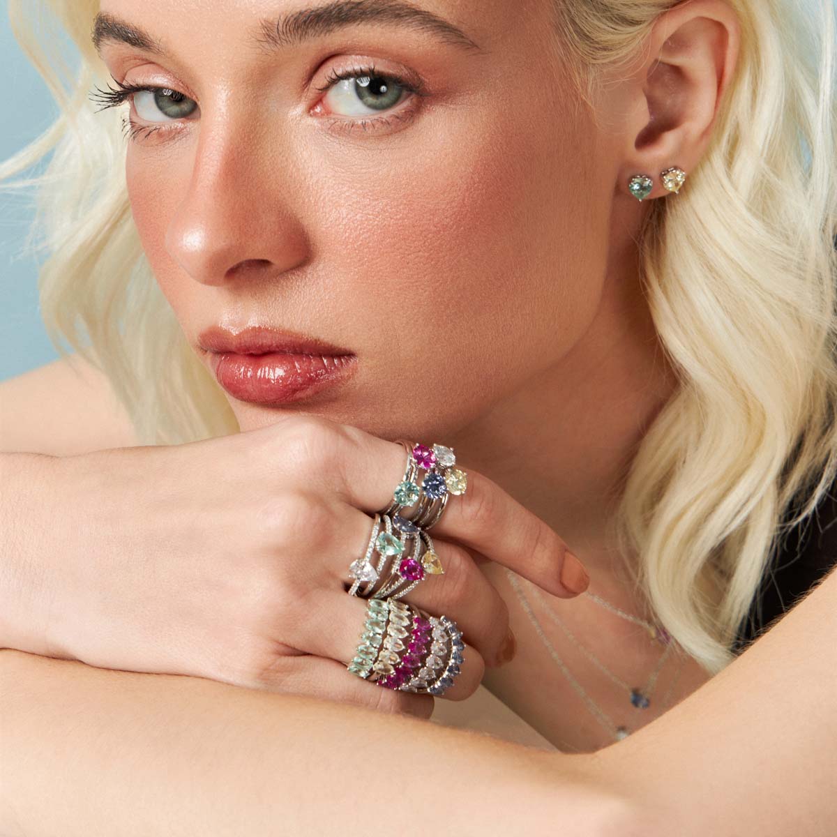 Anel Cravejado Zircônias E Cristal Oval Roxo Banho Ródio Branco