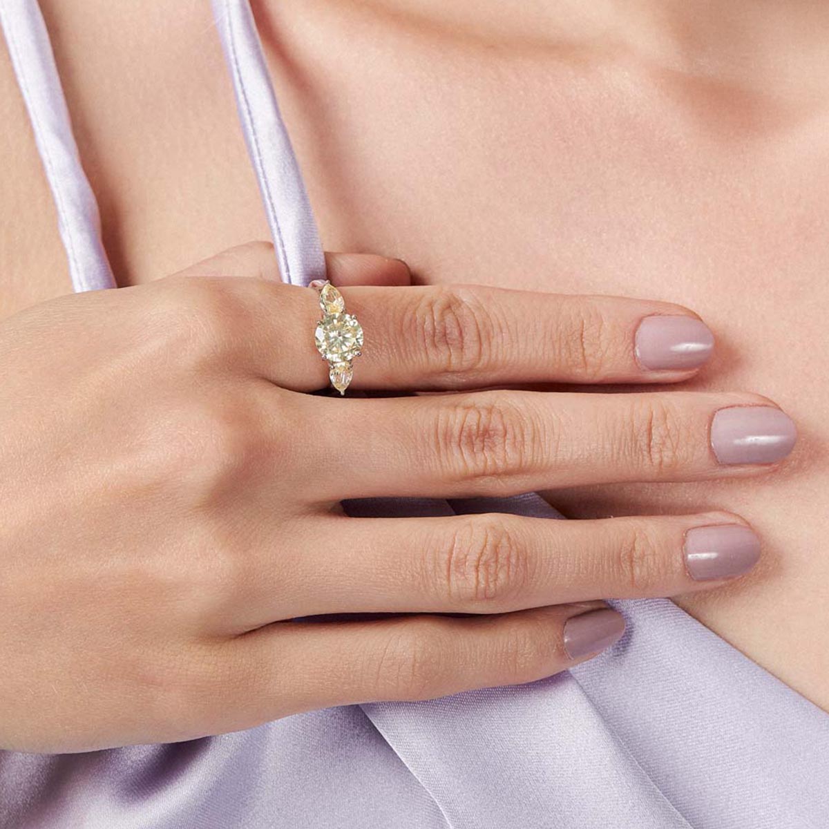 Anel Com Cristal Redondo Amarelo E Gota Em Prata 925