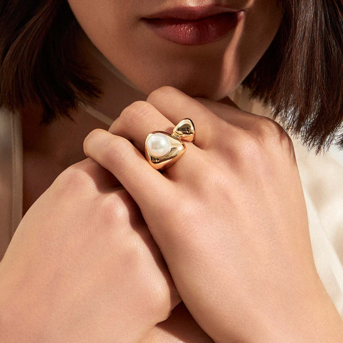 Anel Triangular Abaulado Com Pérola Shell