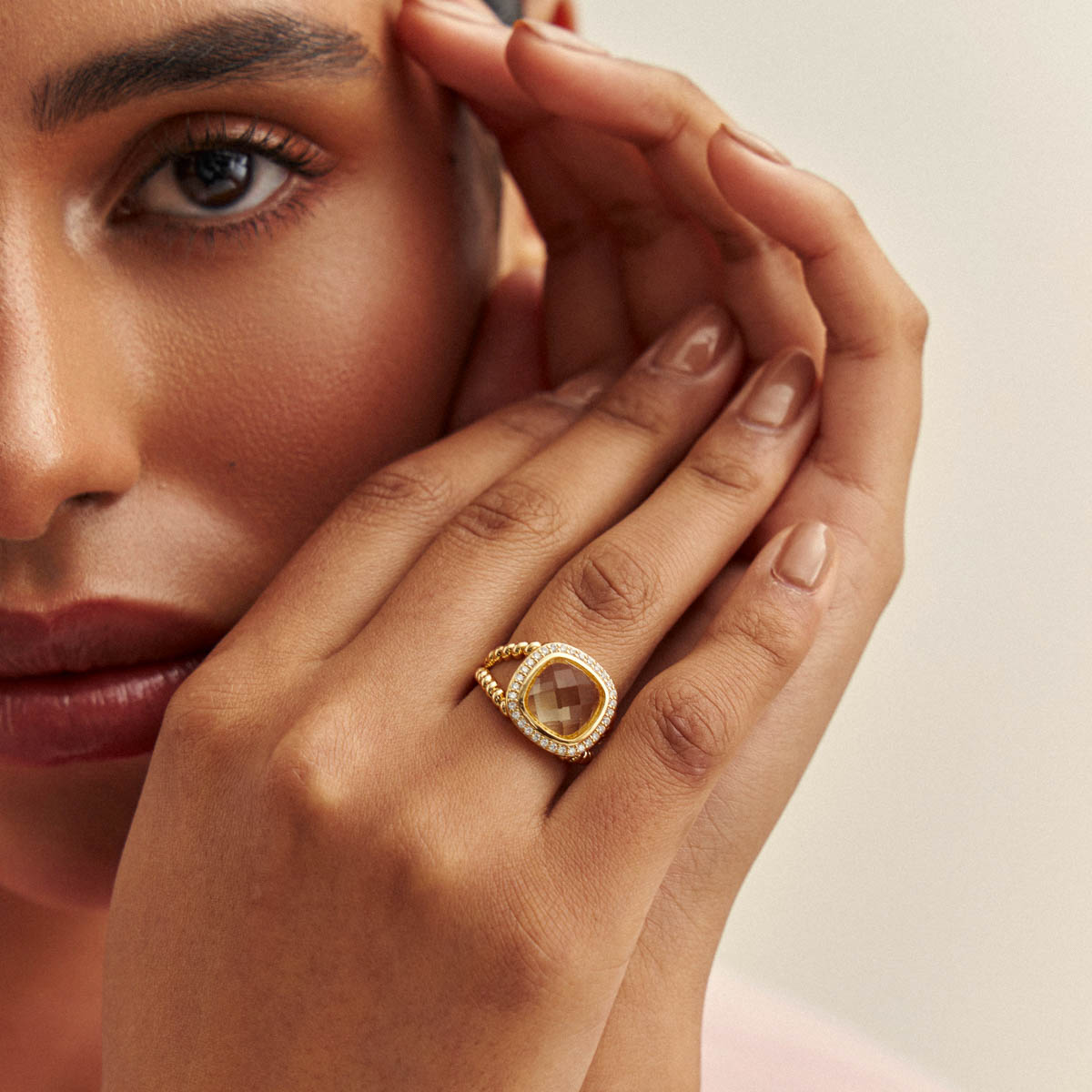 Anel Com Cristal Quadrado E Zircônias