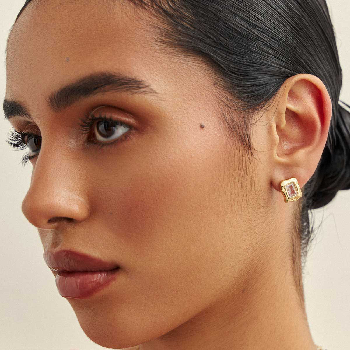 Brinco Cristal Retangular Contorno Trabalhado Banho Ouro 18k