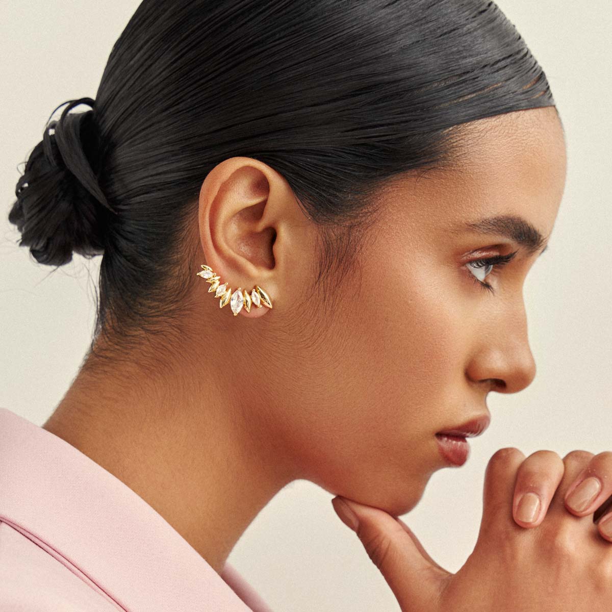 Ear Cuff Intercalado Cristais Navete Banho Ouro 18k